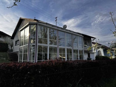 Apartes und lichtdurchflutetes Einfamilienhaus mit ELW  und unverbaubarer Aussicht - von privat