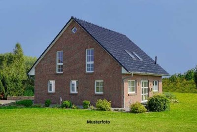 Freistehendes Einfamilienhaus, Terrasse und Carport