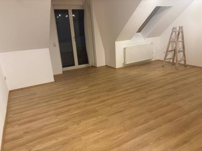Helle Dachgeschoßwohnung in Linz: 3 Zimmer, Balkon und moderne Ausstattung!