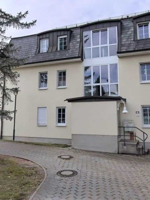 Erstbezug nach Sanierung: 2-Raum-Wohnung mit 2 Balkonen, Stellplatz & neuer Einbauküche in Radebeul
