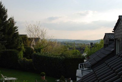 Gepflegte DG-Wohnung mit drei Zimmern sowie Balkon und EBK in Aachen
