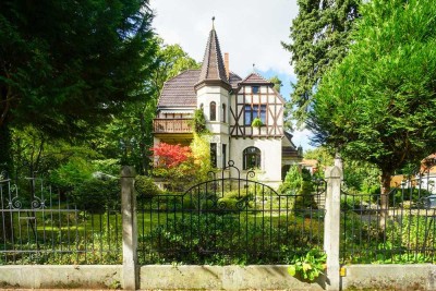 Sanierungsbedürftige Villa im altdeutschen Stil