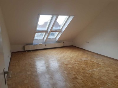 helle, ruhige 3-Zimmer DG Wohnung im 2.OG
