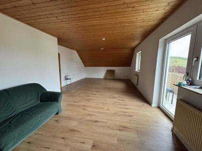 Großzügige 3-Zimmer-Dachgeschosswohnung in charmantem 3-Parteien-Haus