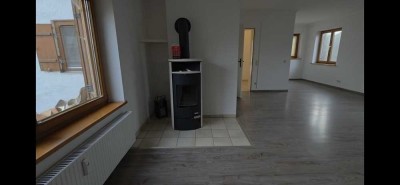 Geräumige 2,5-Zimmer Wohnung mit Kaminofen und Garten
