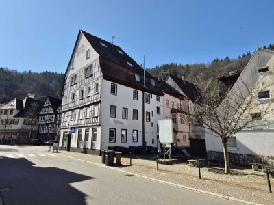 Schöne 4-Zimmer Wohnung; einziger Nachteil: viertes Obergeschoss - ohne Aufzug