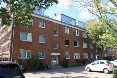Individuelle  2 Zimmer Dachgeschoss-Wohnung mit kleinem Balkon