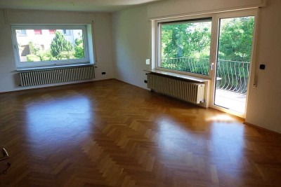 Wärmegedämmt mit PV! Helle 3,5 Zimmer Wohnung mit Balkonen, Stadtgrenze FFM