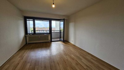Modernisierte 1-Zimmer-Wohnung mit Balkon und Stadtblick