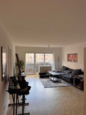 Komplett sanierte 3 ZKB mit Balkon, Industrieparkett und Wohnküche in stilvollem Altbau!