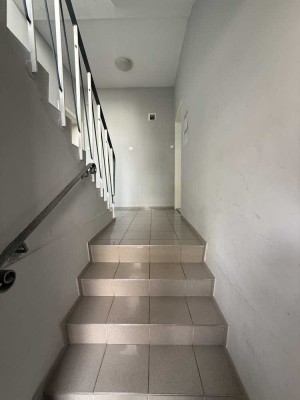 Modernisierte Wohnung mit zwei Zimmern sowie Balkon und Einbauküche in Mannheim
