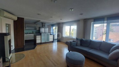 MAISONETTEN-DACHGESCHOSS MIT BLICK ÜBER DIE STADT