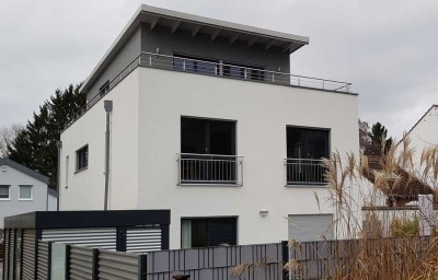 Hochwertige Wohnung mit luxuriöser Innenausstattung, großer Dachterasse in einem 2-Familienhaus