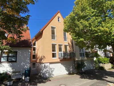 Zentral gelegene, sonnige und helle Doppelhaushälfte mit integrierter Garage und gemütlichem Balkon