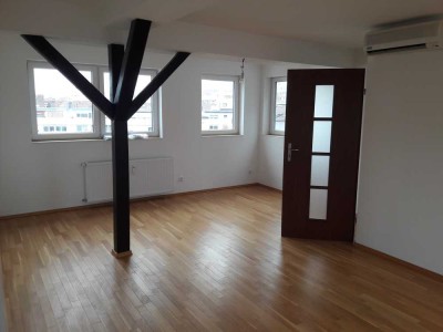 Renovierte 5 Zi. Wohnung mit 2 Dachterrassen, 2 Bädern und Einbauküche