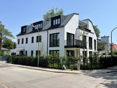 Zweitbezug: exklusive, geräumige 2-Zimmer-Wohnung am Park mit EBK und Garten in Trudering, München