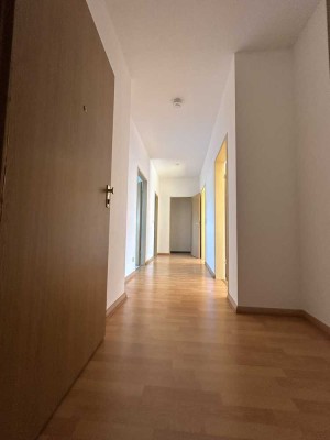 Geräumige helle 2 Zimmer Wohnung mit Wohnküche hohen Decken. Provisionsfrei