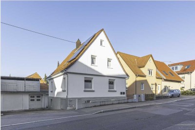 Stilvolle, geräumige und modernisierte 1-Zimmer-Einliegerwohnung mit Balkon und EBK in Ludwigsburg