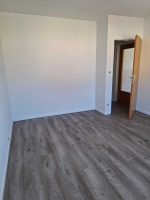 Erstbezug nach Sanierung mit Balkon: Stilvolle 3-Raum-Wohnung in Solingen