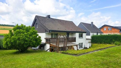 Renovierungsbedürftiges Einfamilienhaus mit Garage, Carport, Garten und Balkon
