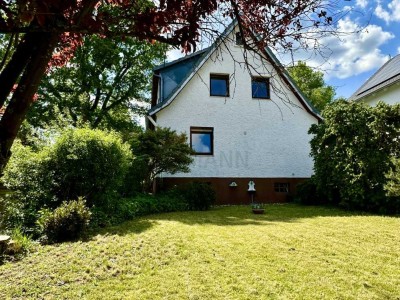 2 Fam.Haus mit idyllischem Garten,vielleicht mal später Bauland, großer Carport,Garage,Nebengebäude