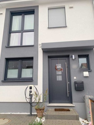 Stilvolles, neuwertiges 5-Zimmer-Reihenhaus mit geh. Innenausstattung und EBK in Niederdorfelden