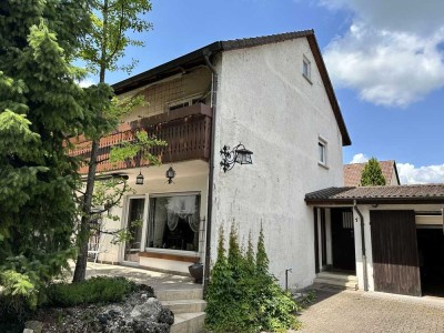Freistehendes Einfamilienhaus mit Garten und Garage