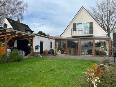 Ein charmantes Haus mit Charakter in bevorzugter Lage von Varel mit Warm-Wintergarten und Garage! Da