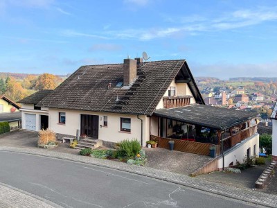 Zweifamilienhaus mit Werkstatt, Garage und Garten mit Weitblick