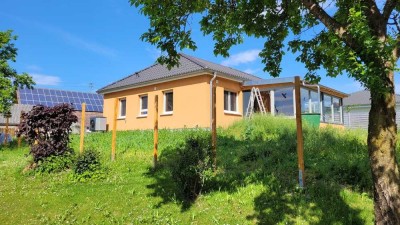 3-Zimmer-Bungalow + Wintergarten, Doppelcarport, Gerätehaus