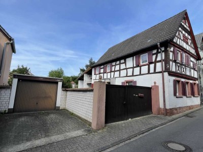 Denkmalgeschütztes Einfamilienhaus mit schönen Garten und Garage in guter Wohnlage !