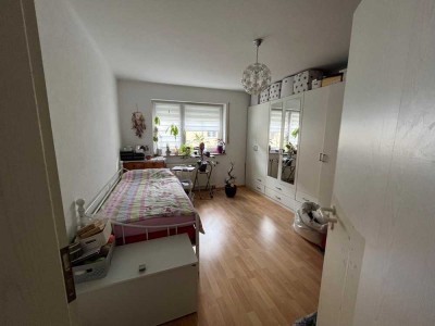 Helle 3-Zimmer-Wohnung verteilt auf ca. 90 qm inkl. EBK, Kfz-Stellplatz, Balkon und Kellerabteil