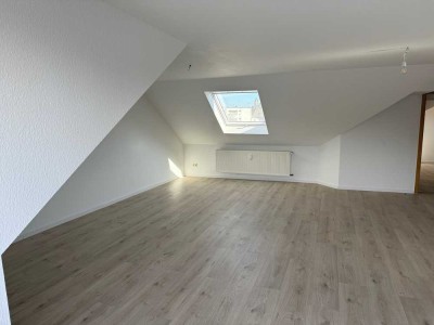 Ansprechende und vollständig renovierte 2,5-Raum-DG-Wohnung in Bottrop