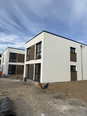 Moderne, energieeffiziente 3-Zimmer-Whg. mit Stellplatz, Garten und Balkon