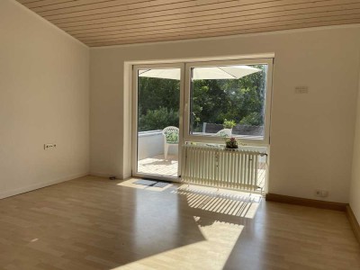 Helle Wohnung mit Sonnenterrasse und Blick ins Grüne nach Renovierung- sofort verfügbar