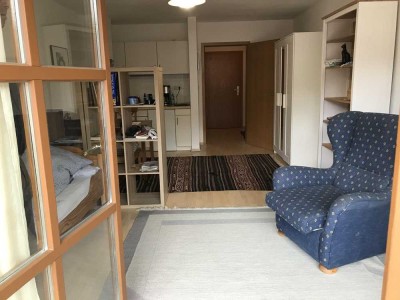 1-Zimmer-Appartement  mit großem Sonnenbalkon und 10 Gehminuten ins Zentrum sowie zur Uni