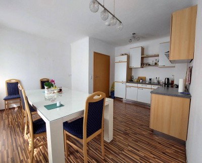 Geräumige 4-Zimmer-Altbauwohnung im Obergeschoss eines Zweifamilienhauses am Stadtrand (Garten optional)