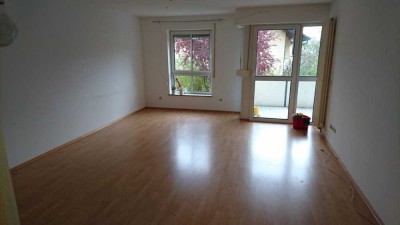 Gilching, helle, gut geschnittene 3 Zimmer Wohnung in ruhiger Lage zu vermieten.