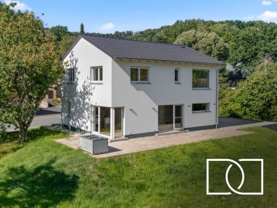Neubau am Fluss: Energieautarkes Traumhaus mit Scheune & Luxusausstattung in idyllischer Lage