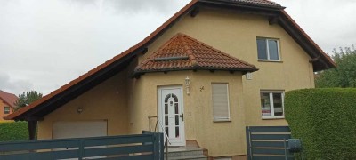 Freistehendes Einfamilienhaus mit 5 Zimmern, Gg, Carport und Garten