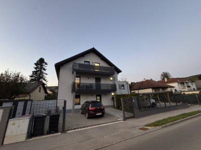 GROßZÜGIGE DACHGESCHOSSWOHNUNG MIT BALKON ZUR VERMIETUNG AB 01.10.2025!