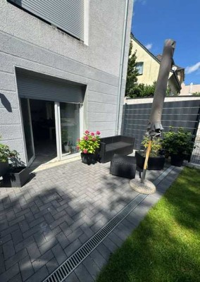 Helle 2-Zimmer-Erdgeschosswohnung mit Einbauküche, kleinem Garten und Garagenoption in Bochum