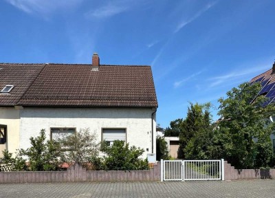 Sanierungsbedürftige Doppelhaushälfte mit äußerst großzügigem Garten in attraktiver Lage von Ketsch
