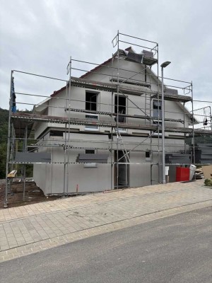 Exklusiver Neubau 2025: Effizienzhaus KfW40 mit Designer-Küche und Naturzugang