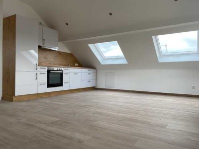 Tolles, Neu Saniertes Single DG Apartment in Berg mit EBK