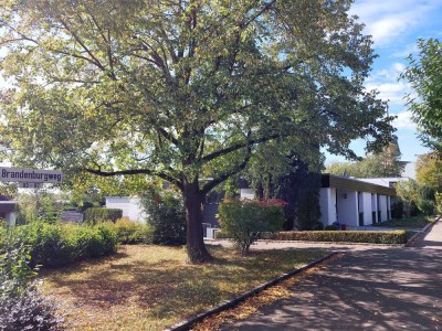 Eckbungalow 1900€ mit separater Einliegerwohnung für 600€ mit schönem Garten in exponierter Lage