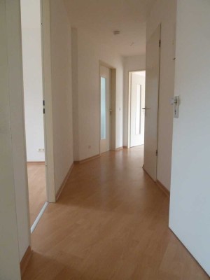 Schöne helle 2 Zimmer-Wohnung im 1. Stock mit Balkon