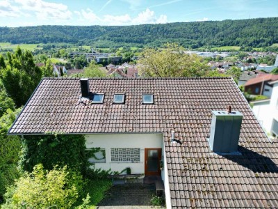 Sonnige Wohnung in exklusiver Hanglage mit Blick über das Tal und wunderschönem Garten!