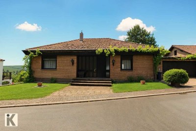 Großzügiger Bungalow mit Einliegerwohnung und herrlichem Garten in Hanglage!