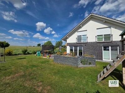 Familientraum! Freistehendes Einfamilienhaus mit unverbautem Blick in die Feldmark